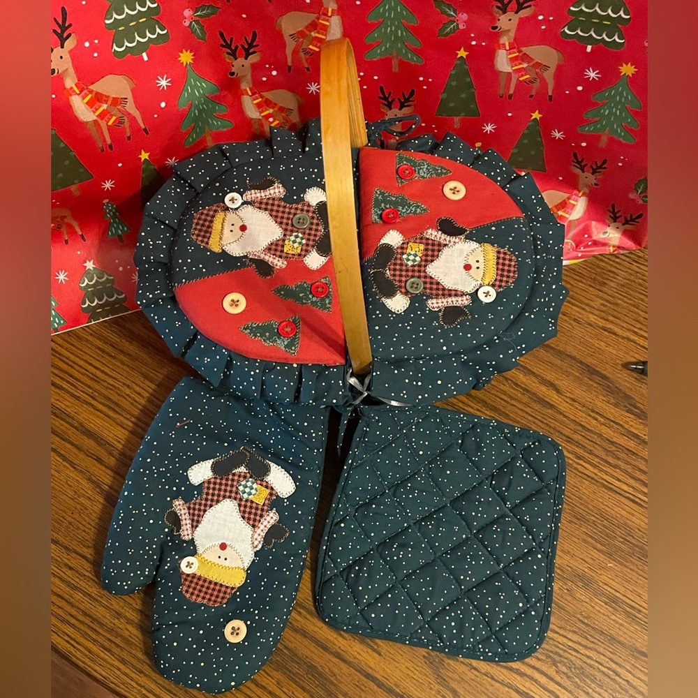 Christmas Santa Fabric Covered Picnic Basket W/ Pot Holder & Oven Mitt 3 Pcs